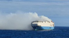 Obrovskú kontajnerovú loď, ktorá preváža tisícky vozidiel vrátane Porsche a Lamborghini, zachvátil požiar