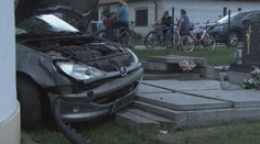 Autom sa tlačil na vodičku. Keď odbočila, nestihol zareagovať a skončil na hroboch