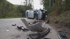 Mali neuveriteľné šťastie. Zo zdemolovaného auta vyšli traja mladíci bez škrabanca