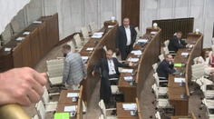 V parlamente bolo počas debaty o násilí dusno. Padla aj výzva na férovku