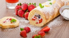 Famózna jahodová roláda s krémom z bielej čokolády