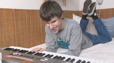 Okrem rodiny pomáhajú Edkovi iní ľudia a nadácie. Aj vďaka nim absolvuje chlapec cvičenia