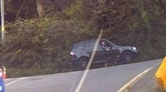 Video pobúrilo ľudí na internete: Muž venčil psa za jazdy cez otvorené okno