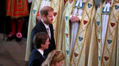 Princ Harry prišiel na korunováciu s úsmevom, miesto dostal v treťom rade