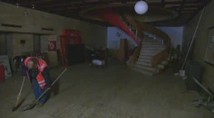 Hotel Kyjev v centre Bratislavy chátra už roky. Pozrite si jeho vnútrajšok našou kamerou