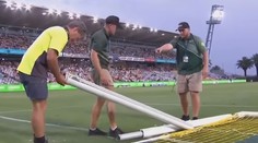 Futbalista po hlavičke zlomil bránku. Zápas sa poriadne natiahol