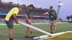 Futbalista po hlavičke zlomil bránku. Zápas sa poriadne natiahol