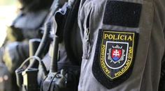 Policajti budú môcť dostať dočasný stabilizačný a náborový príspevok, rozhodli poslanci