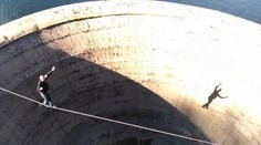 Desivá záľuba. Muž chodí po lane v 60-metrovej výške