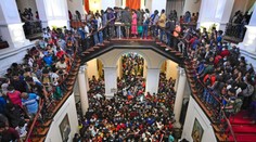 FOTO: Prevrat v známej destinácii sa skončil veľkou párty. Demonštranti si užívajú luxus v rezidencii prezidenta