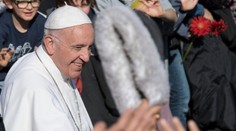 Pápež veriacim: Na omši pozdvihnite svoje srdcia, nie mobily