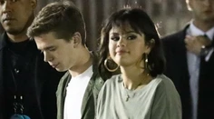 Selena Gomez hore bez: Gravitáciu nezastavíš ani v mladom veku