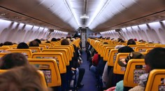 Nechutný zvyk mnohých pasažierov. Palubný personál nad ním neveriacky krúti hlavou