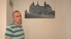 Hodiny strihania a lepenia. Branislav vytvára umelecké diela zo starých riflí