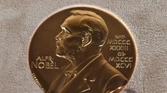 Nobelovu cenu za fyziku udelili za výskum dynamiky elektrónov