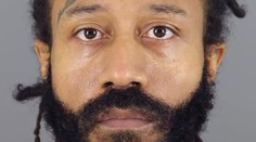 Vodiča, ktorý vrazil autom do sprievodu, obvinili z úmyselného zabitia