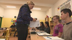 Zvyšujú platy učiteľom a úradníkom. No obávajú sa, či to pocítia aj v peňaženkách