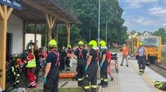 Nešťastie na železnici v Česku: Pri Liberci sa zrazil vlak s nákladným autom, zranených je 18, štyria vážne