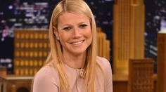 Gwyneth sa do tváre nikto nepozeral. Všetkých zaujímal jej rozkrok!
