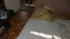 Iba 17-ročný mladík zaútočil sekerou na spiaceho mladšieho brata. Mieril rovno na hlavu