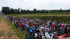 TdF narušil protest: Sagan si musel vyplachovať oči, zrejme kvôli slznému plynu