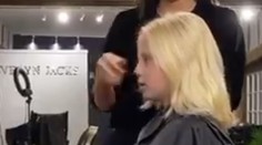 Chlapec (9) si rok a pol nestrihal vlasy. Dôvod jeho konania všetkých šokoval