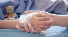 Chlapec bojoval o život, no jeho rodičia odmietli krv od zaočkovaných. Súd im ho odobral