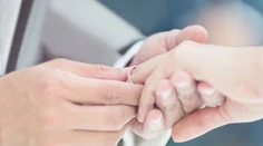 Pokus s prstami. Zistite, prečo sa obrúčky nosia na prstenníku