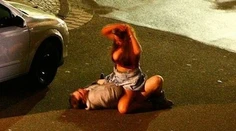 Turisti mali sex uprostred ulice. Mladík tvrdil, že má AIDS