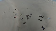 Slovenskí parašutisti prekonali rekord: Dojímavá motivácia zoskoku vás chytí za srdce