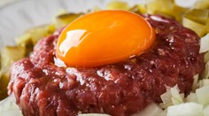 Tatarák už nájdete v menu reštaurácií. Aj s varovnou formulkou