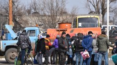 Do Mariupola mieri konvoj 45 autobusov s humanitárnou pomocou. Na spiatočnej ceste z mesta evakuuje civilistov