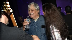 Gitarista (†70) zomrel na koncerte, keď oslavoval svoje narodeniny