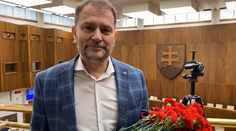 S návrhom o matkách bez daní mu nepomohli kvety ani billboardy. Matovič nepresvedčil parlament