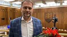 S návrhom o matkách bez daní mu nepomohli kvety ani billboardy. Matovič nepresvedčil parlament