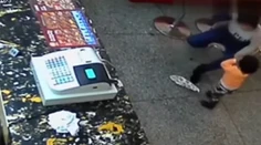 Zbláznila sa. Chlapčeka dobila kvôli hamburgeru