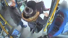 Vandali nebývajú len mladí. Pozrite si, čo tento starší pán vyvádzal v košickej MHD