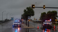 VIDEO: Na Floridu sa rúti možno najsilnejšia búrka za sto rokov. Diaľnicou sa už prehnalo tornádo