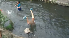 Do Hornádu sa hádžu desiatky detí, medzi kamene skáču šípky