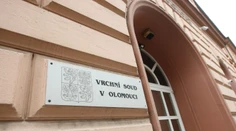 Praskli jej nervy a udusila svoju plačúcu dcéru. Vrchný súd v Olomouci potvrdil žene 13-ročný trest