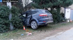 Vodič nezvládol zákrutu a vyletel na chodník. Chodca ťažko zranil