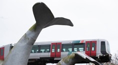 Vykoľajený vlak zachránil pred pádom do vody veľrybí chvost