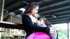 Nazývajú ju pedofilkou. Dojčí svoju 6-ročnú dcéru cez prestávky