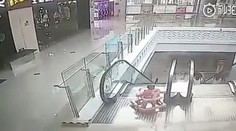 Hrozivé video: Dojča v chodítku spadlo dolu eskalátorom