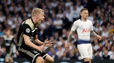 Ajax vyhral aj v Londýne a do odvety si vezie tesný náskok