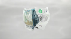 Británia vydáva novú bankovku, ktorá prežije aj pranie. Takto vyzerá