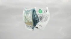 Británia vydáva novú bankovku, ktorá prežije aj pranie. Takto vyzerá