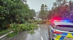 Nárazový vietor aj veľa dažďa. Prívalové povodne hrozia vo viacerých okresoch