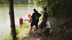 Súťaž vo varení gulášu sa zmenila na tragédiu. Muža už tri dni márne hľadajú na dne jazera