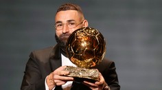 Zlatú loptu získal Karim Benzema. Trofej si prevzal z rúk Zidana, ktorý ovládol anketu ako posledný Francúz